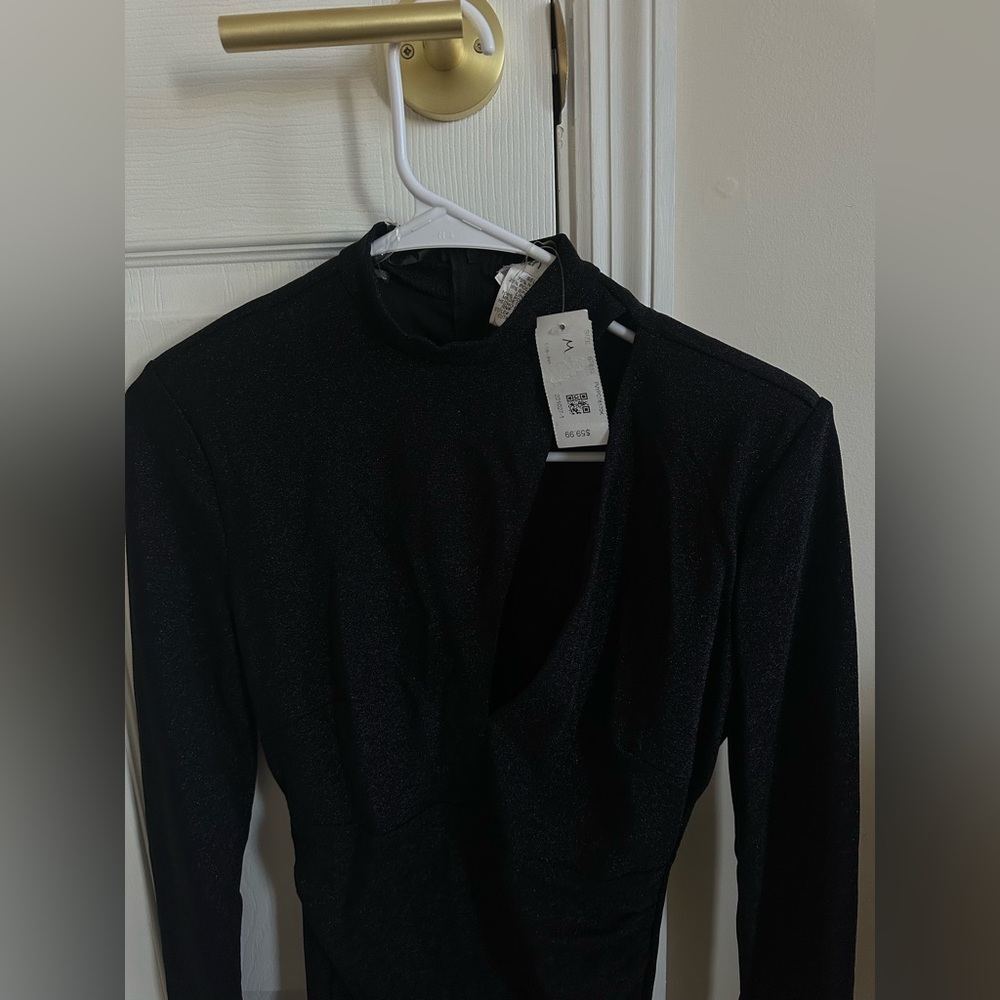 New dress with price tag. Top has cutter part , bottom is draped. Feels small - Picture 3 of 5